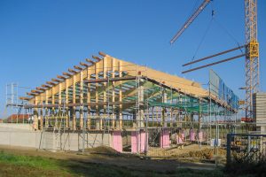 Dach- und Wandkonstruktion Bauhof mit gebogenem BSH-Satteldachbinder